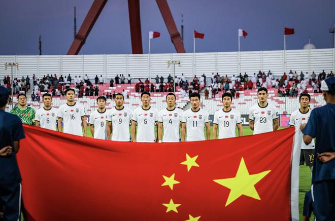 国足首发大换血：18岁小将挑大梁，塞鸟或成主力，前瑞士国脚首秀