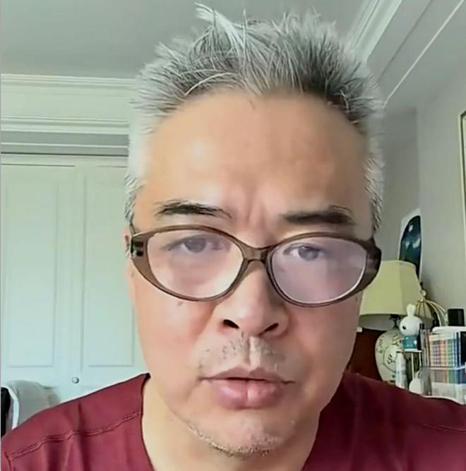 一頭白發(fā)！52歲段暄支招國足：伊萬菱形中場有1隱患 勝負手在邊路