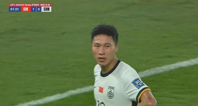 離譜！中超鐵板凳成國足首發(fā)：半場送爭議點球 伊萬卻不換他