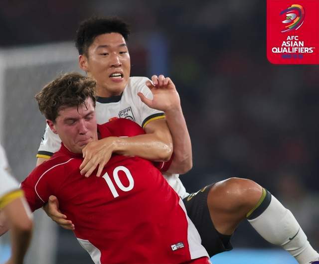 0-1落后，国足球员慢悠悠离场！队医急了：拽着胳膊跑下场