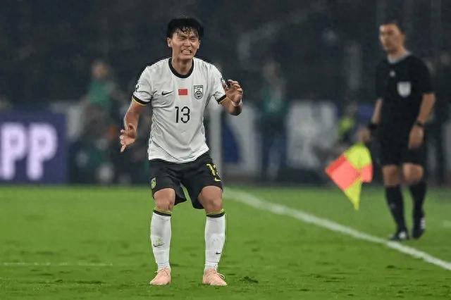 国足21岁新星真拼了！拖着伤腿在防守 赛后直接上了救护车