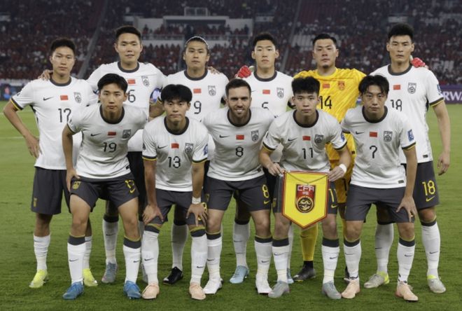 国足0-1落后，有人却散步下场！队医拽都拽不动，这一幕让人心塞