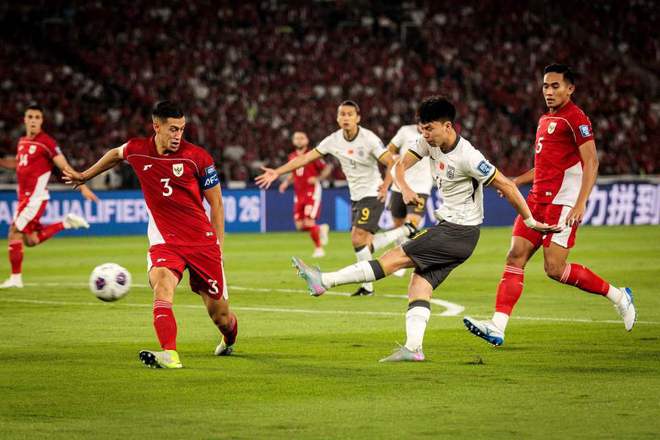 国足半场0射正0-1印尼！王钰栋屡造险+徐皓阳染黄 杨泽翔争议送点