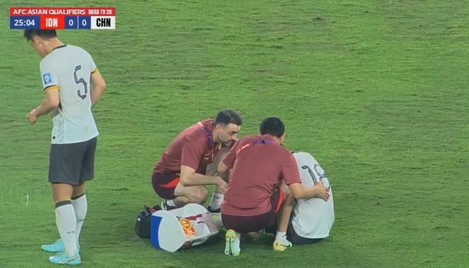 隊醫進場！韓鵬飛第25分鐘受傷，簡單治療后能夠繼續堅持