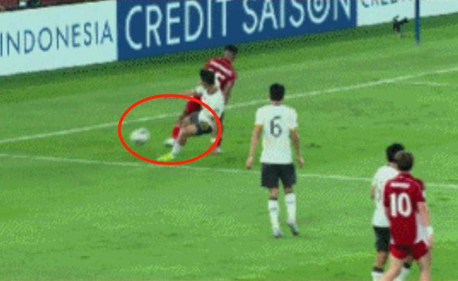國足被罰點球是否太冤？多人認為是誤判 記者反嗆：自己動作魯莽