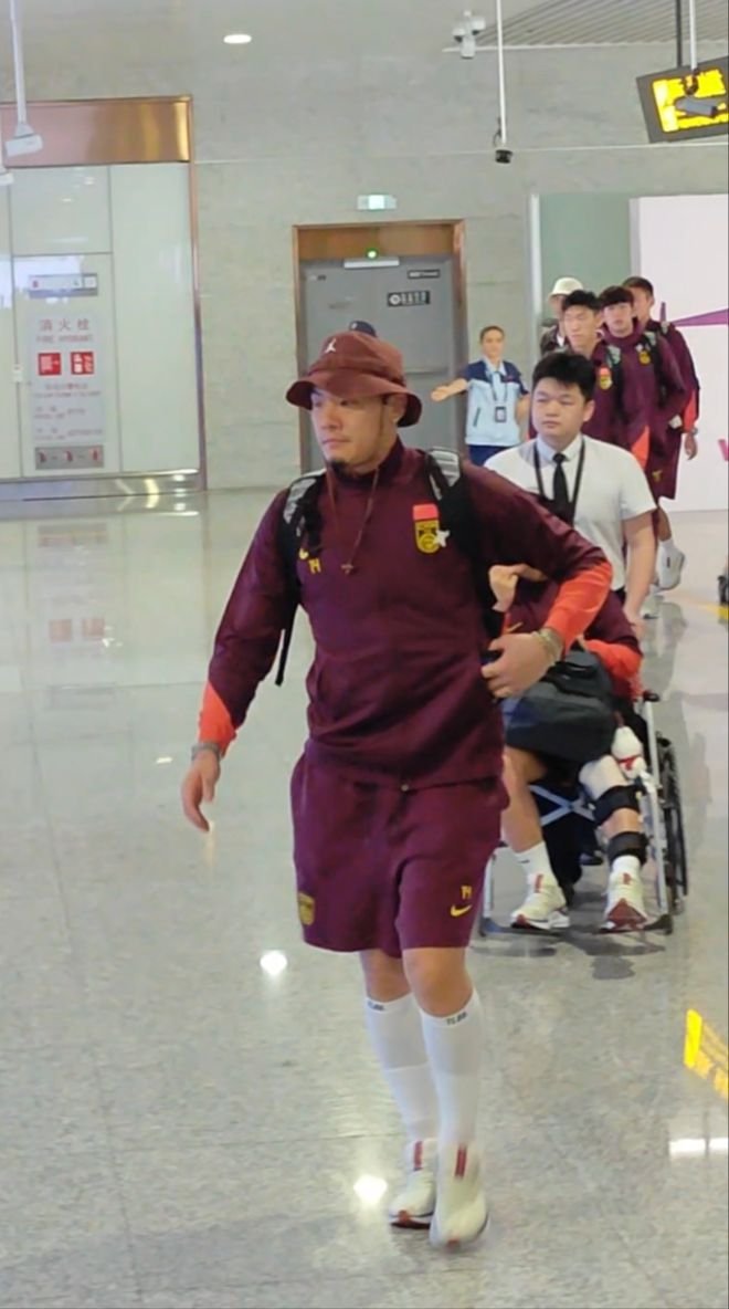 中國男足抵達重慶，百余名球迷接機喊“雄起”