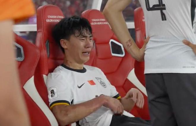 太虐心！國(guó)足兵敗雅加達(dá)，23歲胡荷韜坐替補(bǔ)席上痛哭不止，破防了