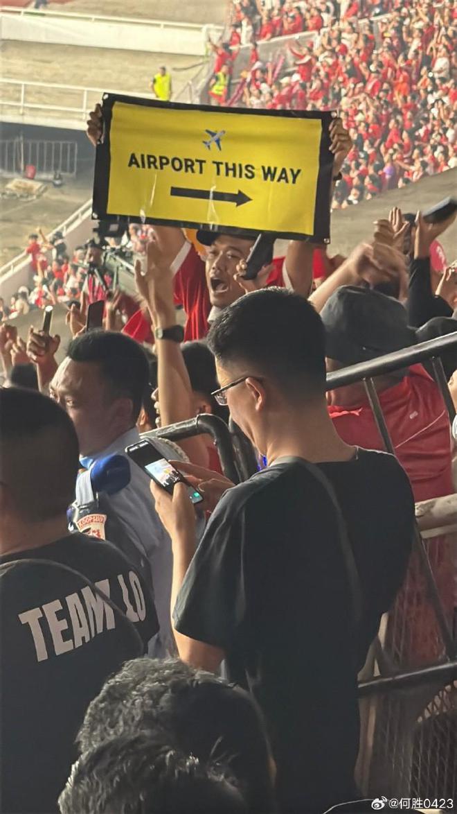 國足被淘汰后，現場有印尼球迷向中國球迷高舉標語：機場走這邊