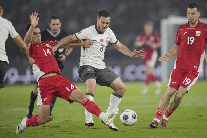 記者：出局之夜國足球員們沒心情吃飯，很快就返回了房間