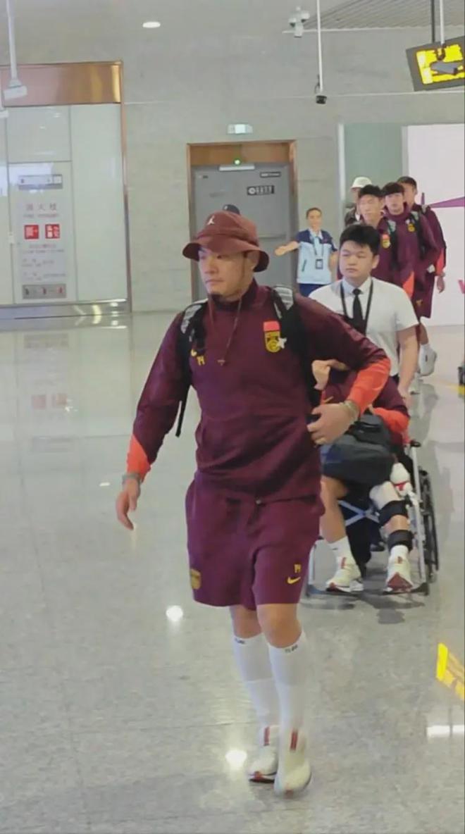 国足抵达重庆，球迷热情接机！韦世豪提前退出世预赛，原因曝光
