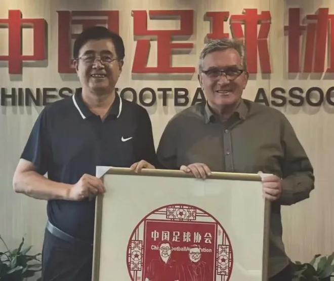 國足換帥3大人選浮現(xiàn)！10年9任主帥戰(zhàn)績刺眼，宋凱里皮攤牌了