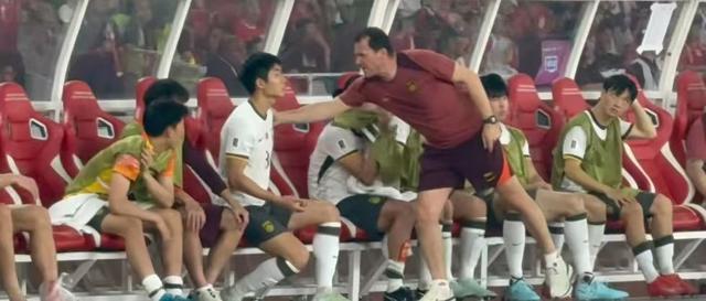 伊萬也不認識人了？國足印尼生死戰三次換人均喊錯球員
