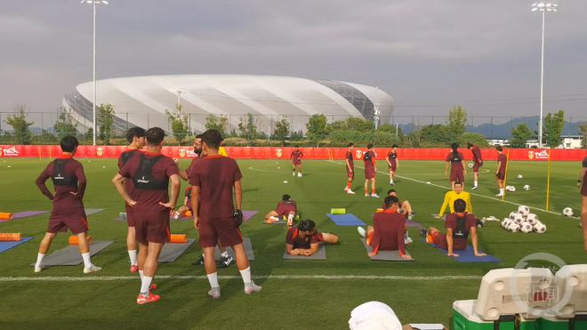 國足開啟來渝首場公開訓練，國腳林良銘強調：全力以赴爭取勝利