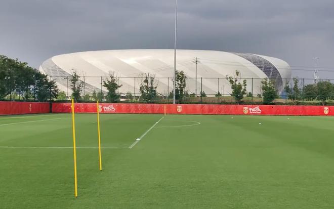 北青：從機場到龍興道路兩側(cè)都有氛圍旗幟，為國足預留兩塊高標準場地