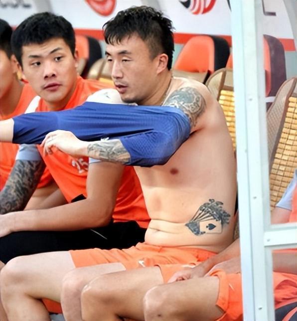 蘇超張聘脫衣秀身材，國足體型捂不住了，這樣身材拼搶能行嗎