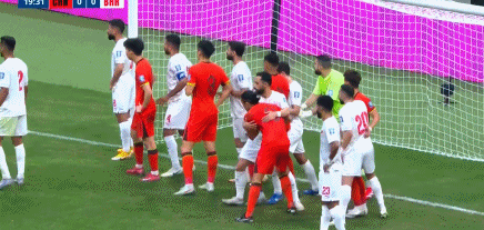 一顿操作猛如虎，国足角球禁区内复杂跑位后直接踢出底线