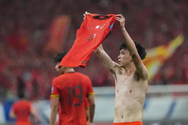 王大雷领衔！6大高龄国脚赛后合影 或集体退出国足？