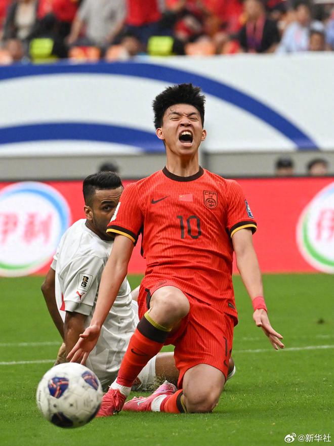 王钰栋点球1-0绝杀巴林，国足3胜7负倒数第2，王大雷4人或将告别