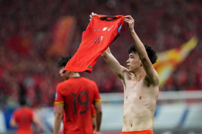 央視記者談國足：五萬人送別了本屆國家隊(duì)，遺憾又是差一場球