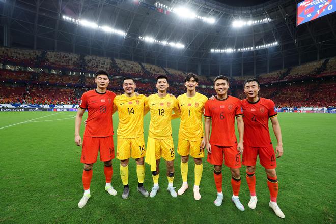 这也许是他们的最后一次世预赛，赛后王大雷与刘殿座等人合影