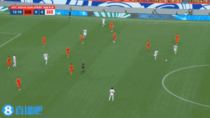 巴林一腳直塞穿透國足防線，魏震及時干擾對手未形成單刀