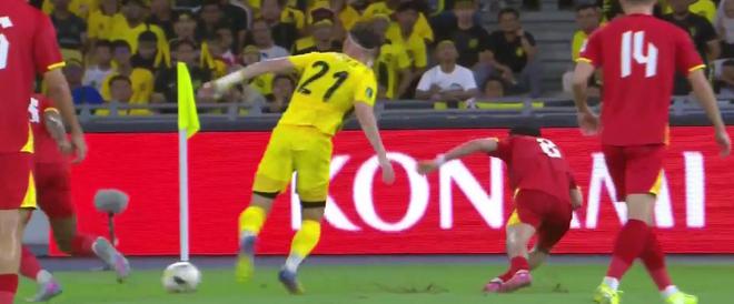 0-0！越南隊被“打懵”，馬來西亞5分鐘造3次良機，門將高接低擋