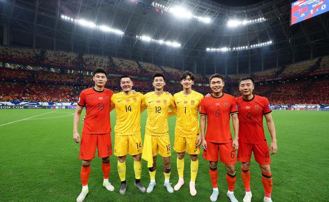 最后1场世预赛？国足1张合影太催泪！6老将告别，王大雷笑中带泪