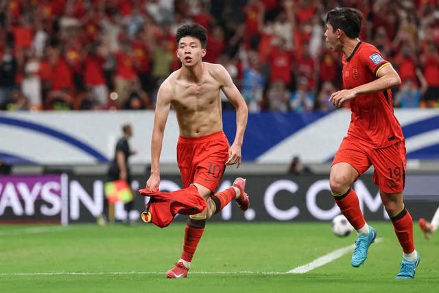 1-0！国足双杀巴林：王钰栋点射绝杀 王大雷泪洒球场