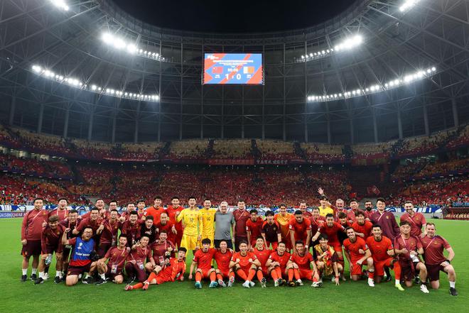 以一場勝利收官，國足全隊(duì)賽后拍攝大合影，大家均露出笑容