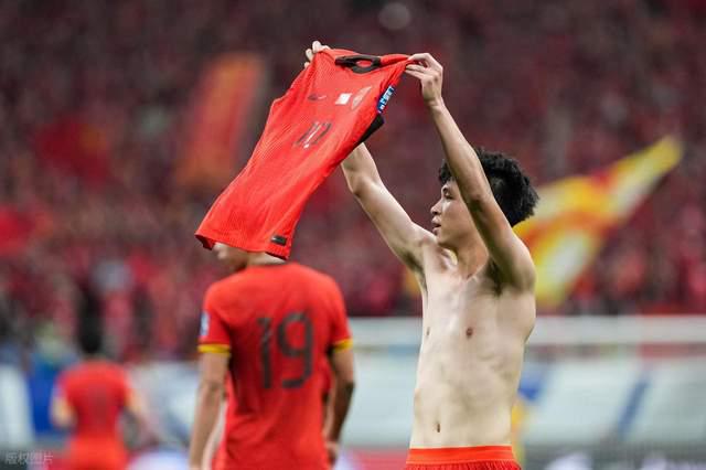 一場1-0讓國足避免墊底！18歲新星帶來希望，距離晉級只差3分