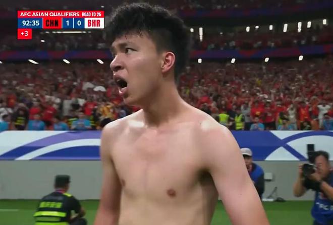 18岁王钰栋收获国足首球！赛后采访更是责任满满，不愧是新大腿