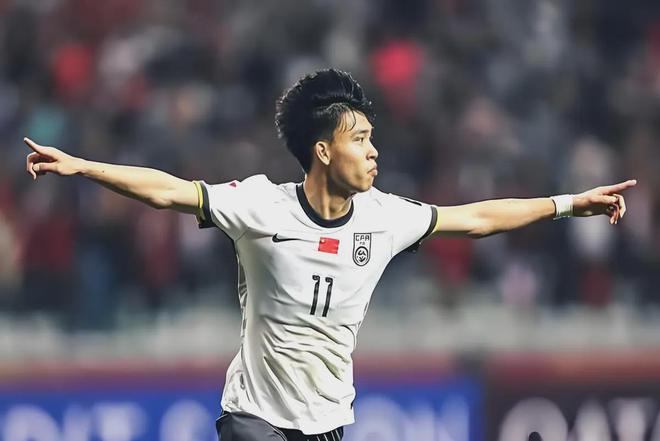 18歲新星變“頂流”？王鈺棟“爆紅”背后藏著中國足球捧殺魔咒