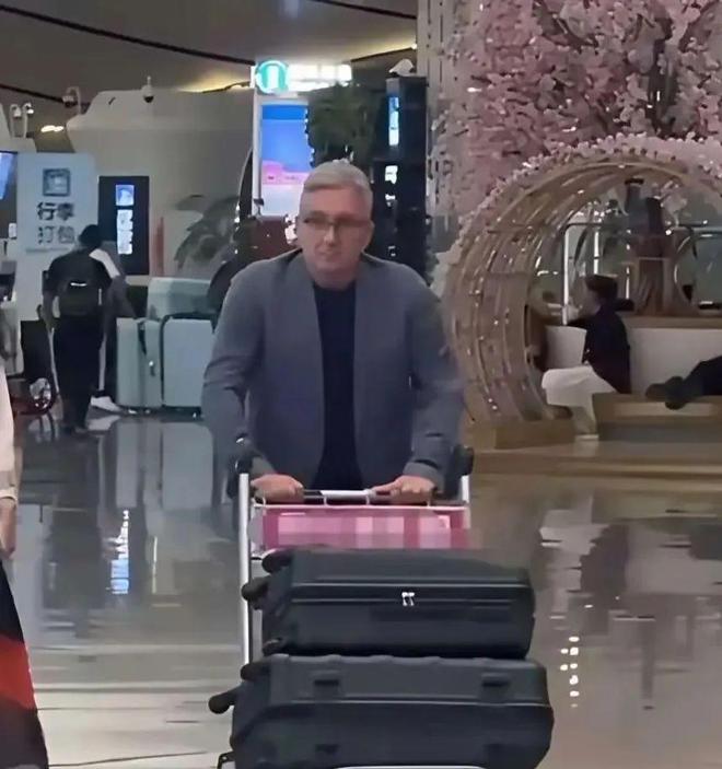 71歲國足主帥伊萬，被解雇后凌晨離開中國