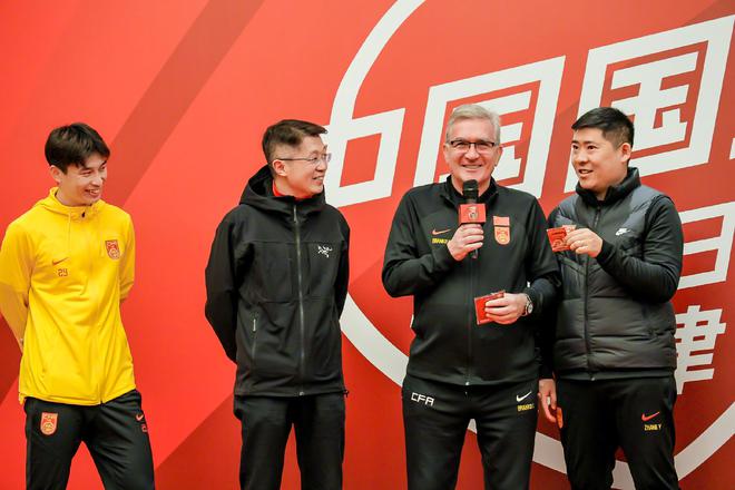 國足選帥提上日程，52歲西班牙教頭成熱門候選，球迷盼高洪波出山