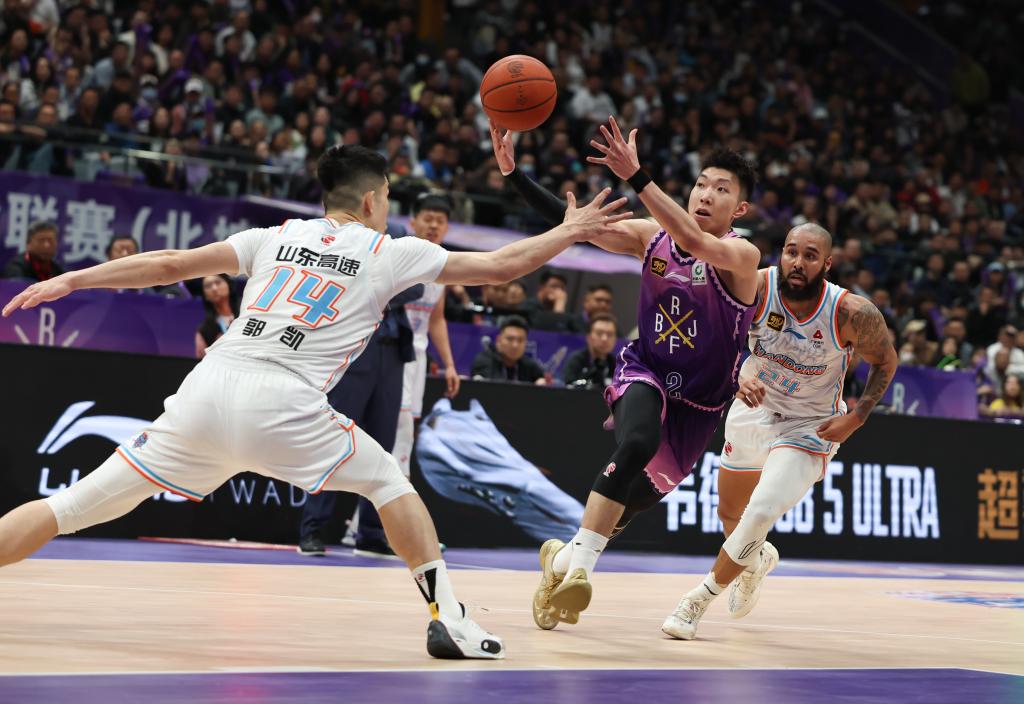 CBA综合：上海险胜广东扳平比分 北控爆冷晋级八强