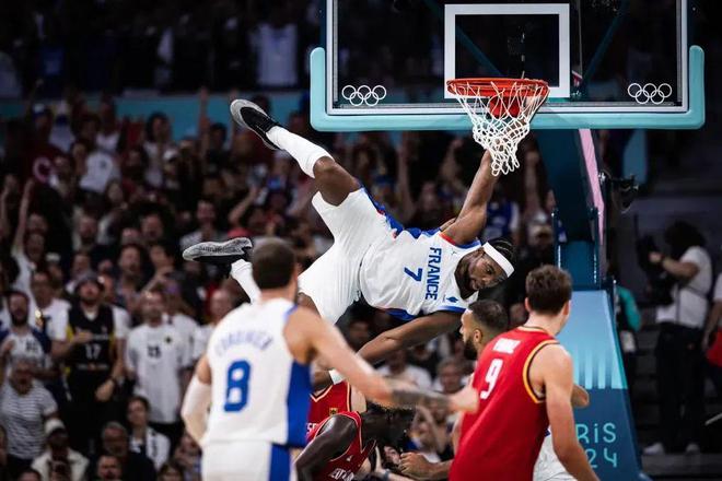 打过两次CBA,奥运隔扣詹姆斯,现在他要自己掏钱回NBA了