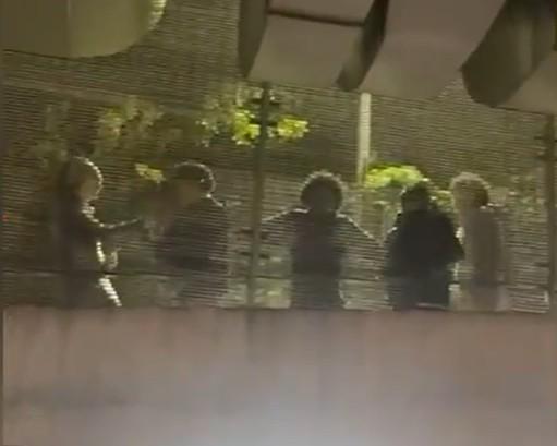 法媒：難以容忍，英國球迷在巴黎球員大巴前模仿猴子叫聲