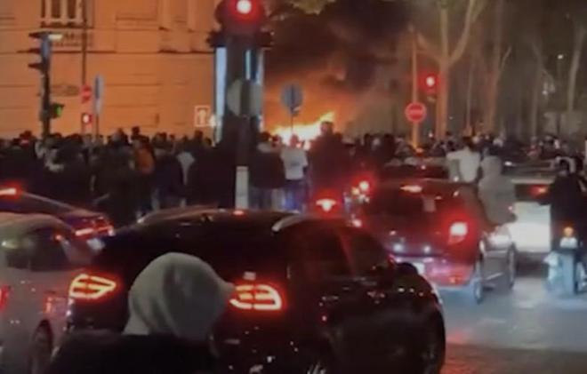 至少三人受傷，巴黎人報：王子公園球場外有人開車撞巴黎球迷