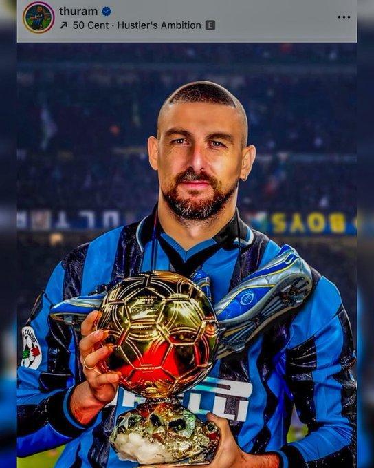 拯救球隊(duì)！小圖拉姆曬阿切爾比手捧金球獎(jiǎng)的P圖照