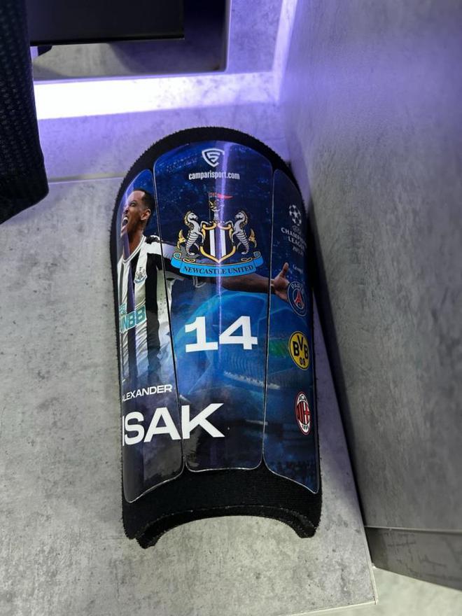 劍指歐冠席位！伊薩克護腿板印有上賽季歐冠小組賽對手隊徽