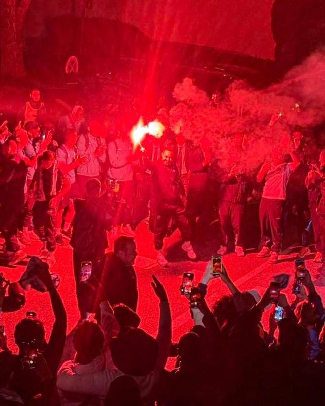 獲得歐冠資格后，馬賽主帥德澤爾比與球迷們在街頭慶祝到凌晨