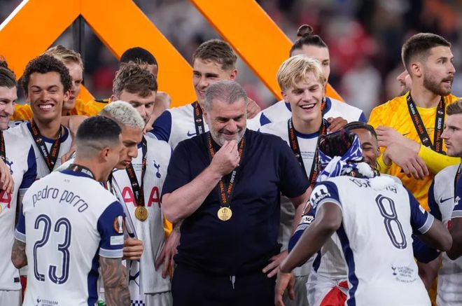 英媒：波斯特科格魯獲得200萬鎊獎金，球員分?jǐn)?00萬鎊獎金