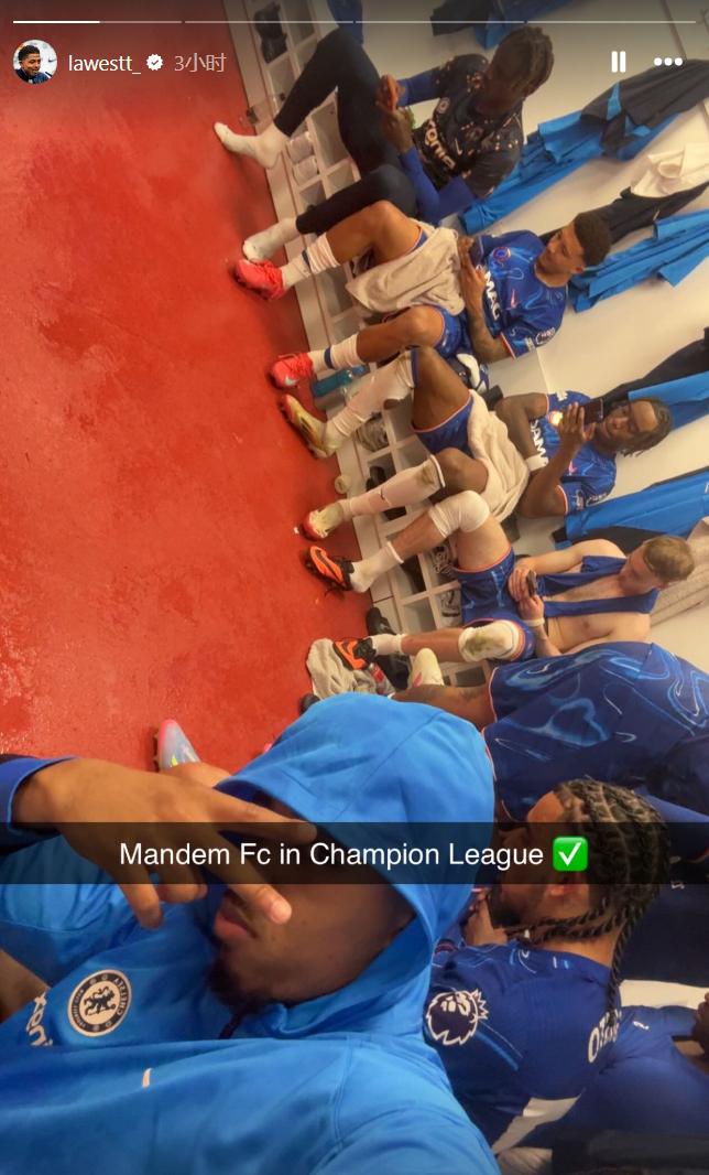 韋斯利-福法納曬鎖定歐冠資格后更衣室照，所有人都在刷手機