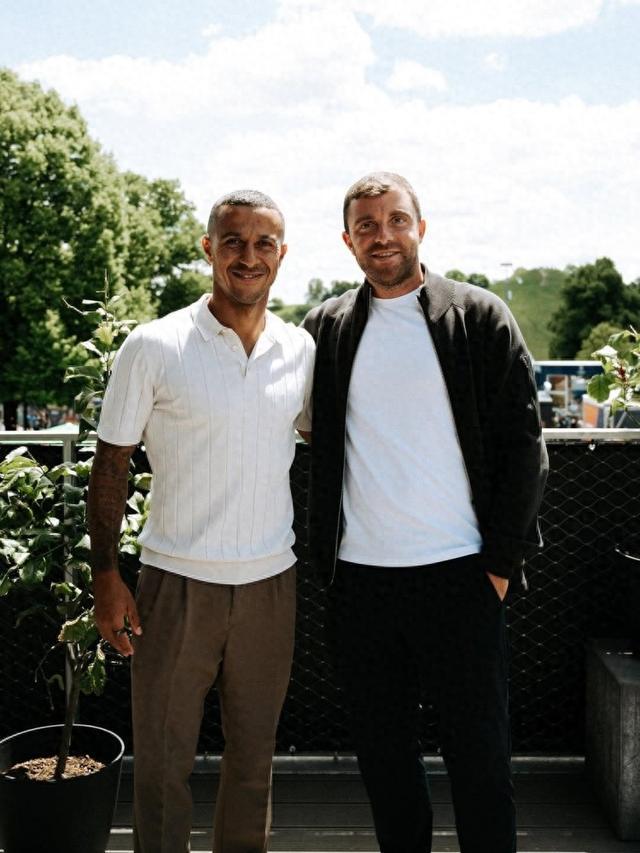 羅馬諾社媒：剛剛抵達慕尼黑，在安聯與拜仁傳奇小豬、蒂亞戈敘舊