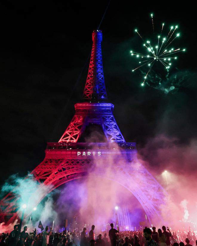 埃菲爾鐵塔亮燈祝賀巴黎圣日耳曼奪隊(duì)史首座歐冠！