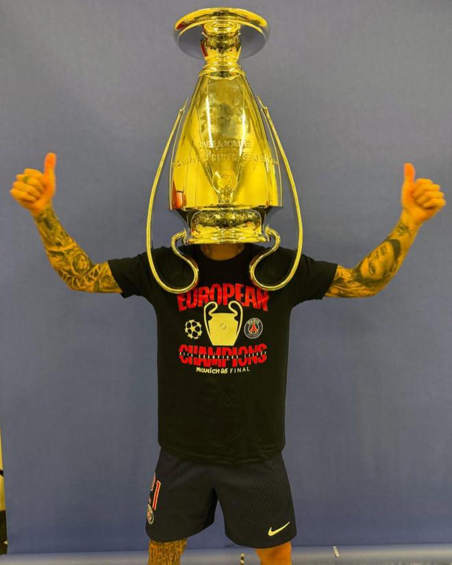 復(fù)刻五年前慶祝方式，盧卡斯又一次把歐冠獎杯倒扣在頭上