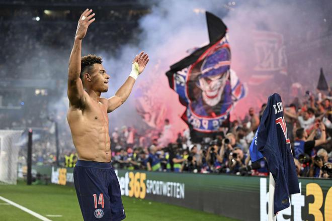 世體：巴黎首次捧起歐冠獎杯，但球迷的不當(dāng)行為或?qū)е戮銟凡渴芰P