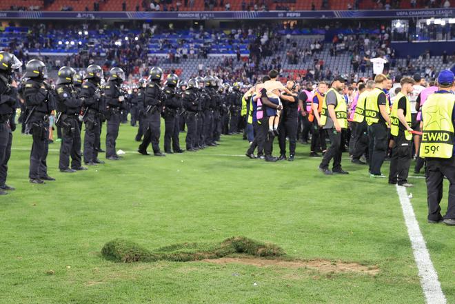 或遭處罰！巴黎球迷舉極端橫幅+奪冠后沖場，歐足聯已經展開調查