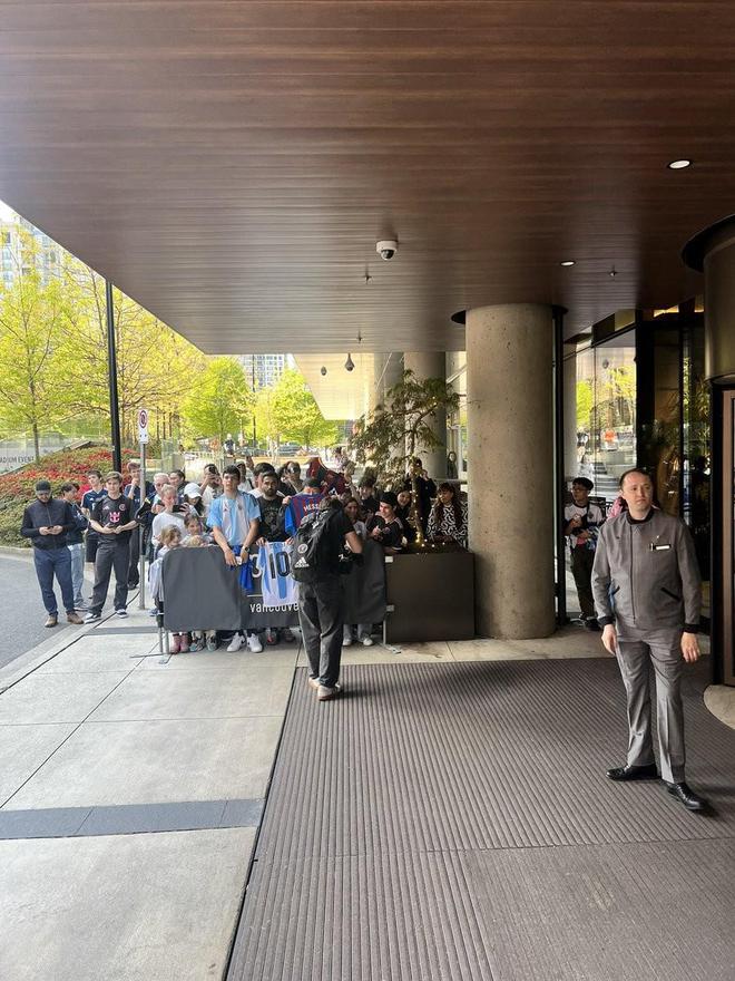 想见梅西，许多球迷在迈阿密国际下榻酒店楼下等候