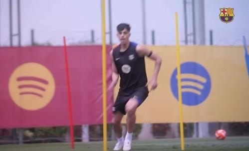 巴薩發(fā)布青訓(xùn)小將伯納爾恢復(fù)訓(xùn)練視頻，中場新星新賽季備戰(zhàn)時復(fù)出